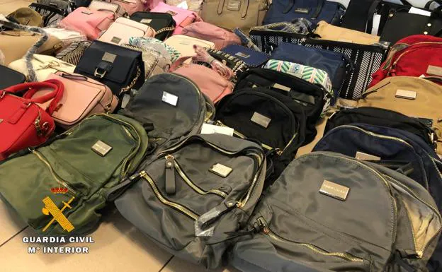 Decomisados 196 bolsos falsos de Bimba Lola en una tienda de